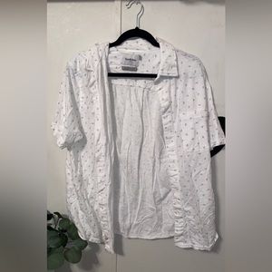 Men’s Goodfellow short sleeve button down light tshirt.